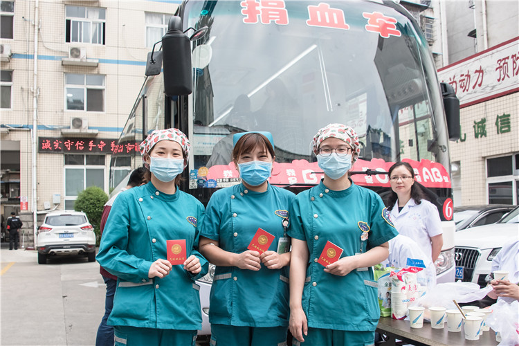 獻(xiàn)出熱血，共享生命——信陽(yáng)市中醫(yī)院組織開展無(wú)償獻(xiàn)血活動(dòng)