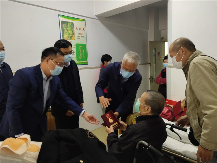 市政府秘書長(zhǎng)張全勝來(lái)市中醫(yī)院看望抗美援朝老戰(zhàn)士