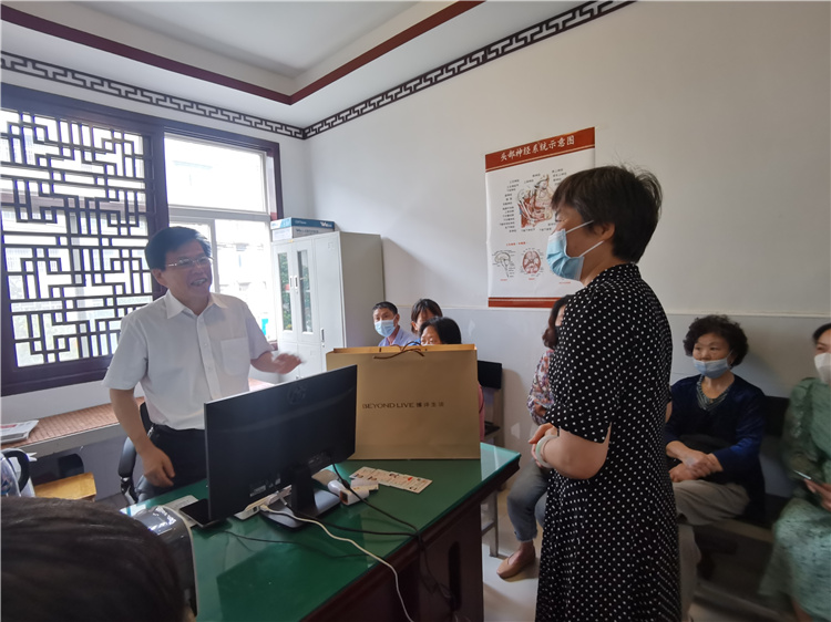 七一前夕，市中醫(yī)院黨總支走訪慰問離退休老黨員