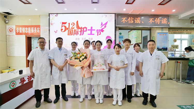 柔肩擔重任 巾幗綻芳華|信陽市中醫(yī)院領(lǐng)導(dǎo)班子開展“5.12國際護士節(jié)”走訪慰問活動